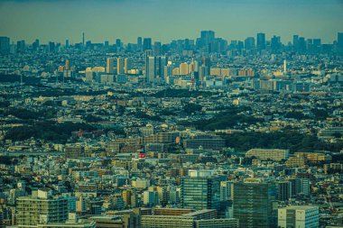 Yokohama şehri ve gün batımı Yokohama Kule Gözlem Güvertesi 'nden görülmektedir.
