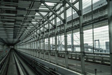 Yurikamome 'dan gökkuşağı köprüsü görünüyor