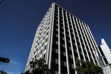 Yokohama İstasyonu binaları ve mavi gökyüzü