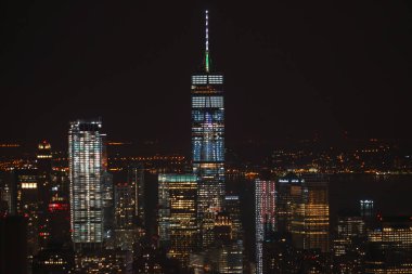 Empire State Binası 'ndan New York gece görüşü görünüyor.