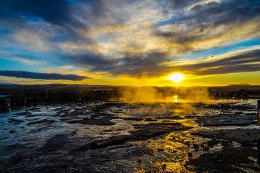Geysir gayzer ve gün doğumu (İzlanda)