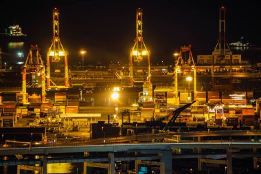 Yokohama Şehir Kulesi 'nden görülebilen Keihin sanayi bölgesi.