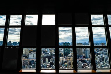 Tokyo şehir manzarası Tokyo Kulesi Gözlemevi 'nin penceresinden görülebilir.