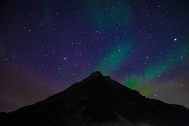İzlanda Aurora ve dağ siluetinin