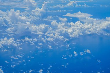 Bulutlar ve gökyüzü bir uçaktan görüldüğü gibi