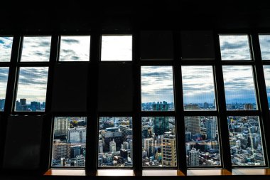 Tokyo şehir manzarası Tokyo Kulesi Gözlemevi 'nin penceresinden görülebilir.