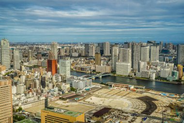 Tokyo silueti Caretta Shiodome 'un gözlem güvertesinden görüldü.