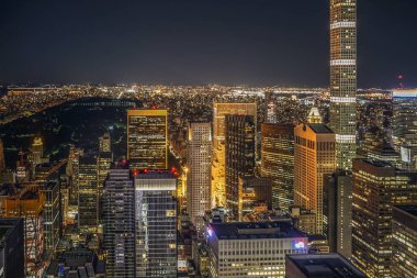 432 Park Caddesi ve Manhattan gece manzarası