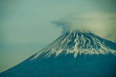 Fuji Dağı ve fabrikasının bacası.