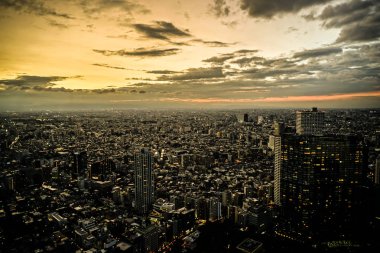 Şehir manzarası ve günbatımından Shinjuku Tokyo Büyükşehir Hükümet Binası 'nın gözlemevinden görülebiliyor.