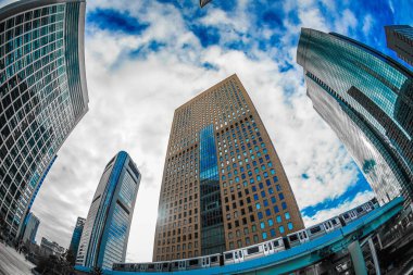 Minato-ku, Tokyo Shiodome ofis binaları ve mavi gökyüzü.