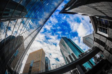 Minato-ku, Tokyo Shiodome ofis binaları ve mavi gökyüzü.