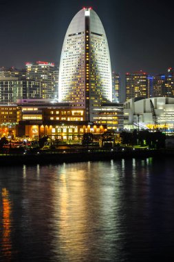 Minato Mirai ofisi ışıl ışıl.