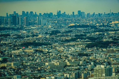 Yokohama şehri ve gün batımı Yokohama Kule Gözlem Güvertesi 'nden görülmektedir.