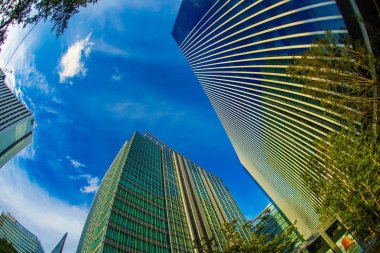 Yokohama iş bölgesinden Minato Mirai ve sonbahar gökyüzü.