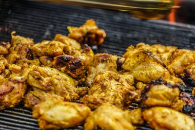 Alevli bir tandır, tavuk görüntüsü.