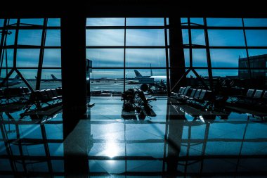 Bekleme odası ve Pekin Uluslararası Havaalanı 'nın silueti.