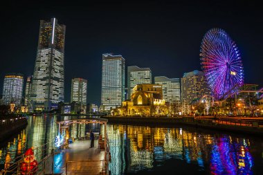 Minato Mirai 'nin ofisindeki tüm kamu ve özel alanlar aydınlanıyor.