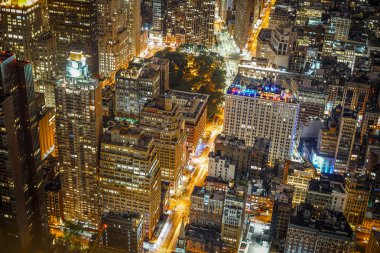Empire State Binası 'ndan New York gece görüşü görünüyor.