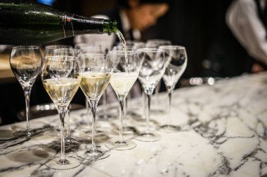 Şık bir şarap kadehi görüntüsü