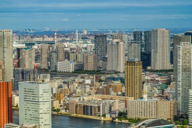 Tokyo silueti Caretta Shiodome 'un gözlem güvertesinden görüldü.