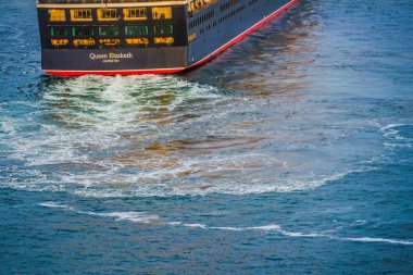Yokohama Gökyüzü Yürüyüşü 'nden görülebilen lüks bir yolcu gemisi.)