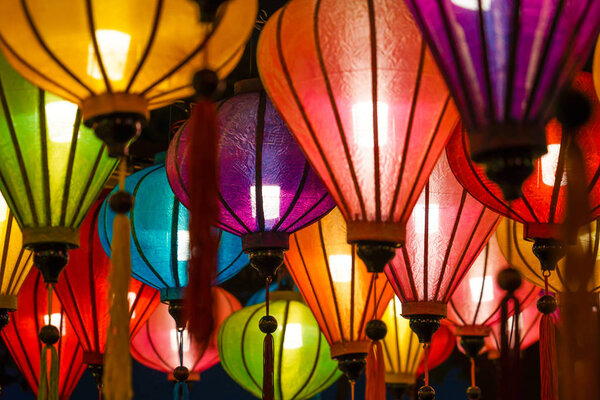 Фонари красочного летнего фестиваля
