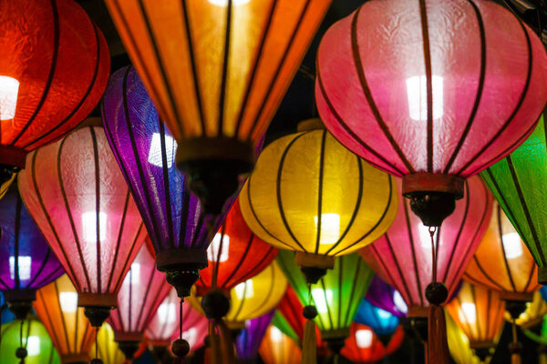 Фонари красочного летнего фестиваля
