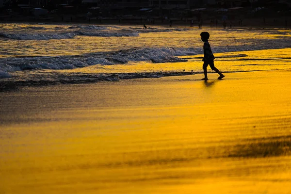 아이들 해변의 황혼에서 — 스톡 사진