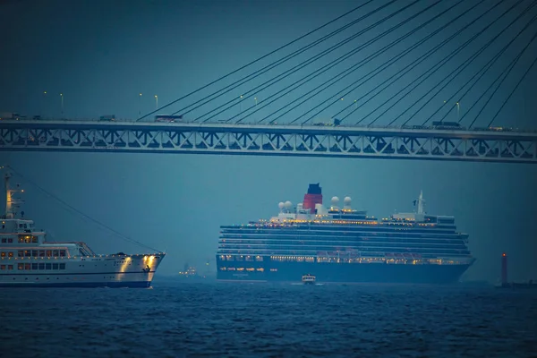 Luxe Lijnschip Queen Elizabeth Yokohama Bay Bridge — Stockfoto