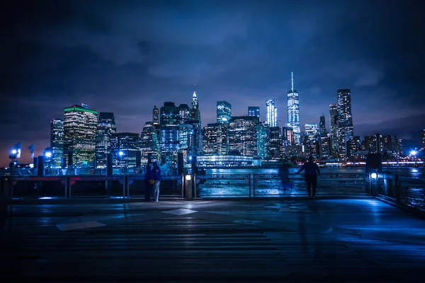 Manhattan ve Brooklyn Köprüsü gece görüşü ve insanlar