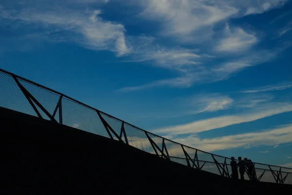 Silhueta Pessoas Que Caminham Grande Cais — Fotografia de Stock