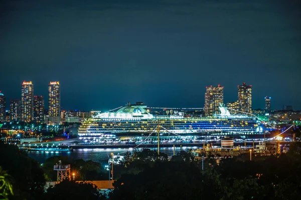 Luxe Lijnboot Die Zichtbaar Vanaf Het Heuvelpark Met Uitzicht Haven — Stockfoto