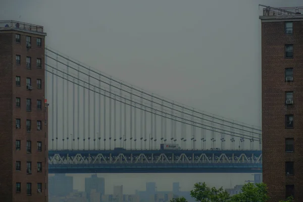 布鲁克林大桥与纽约的城市景观 — 图库照片