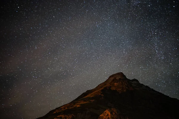 星空和冰岛白雪覆盖的群山 — 图库照片