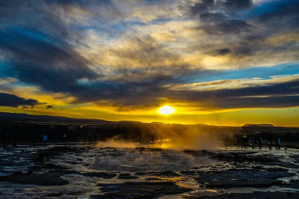 Geysir Geyser Και Ανατολή Του Ηλίου Ισλανδία — Φωτογραφία Αρχείου