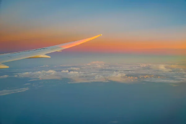 夏日的天空被夕阳西下的雷声照亮了 — 图库照片