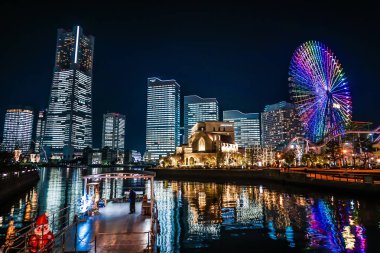 Minato Mirai 'nin ofisindeki tüm kamu ve özel alanlar aydınlanıyor.