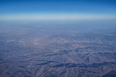 Çinlilerin dağlık bölgeleri uçaktan görülebilir.