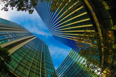 Yokohama iş bölgesinden Minato Mirai ve sonbahar gökyüzü.