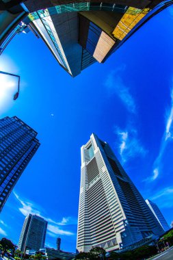 Yokohama Landmark Kulesi ve güneşli gökyüzü