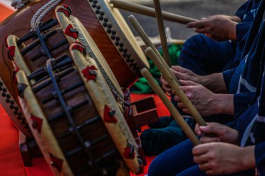 Taiko çalacak insanların görüntüsü