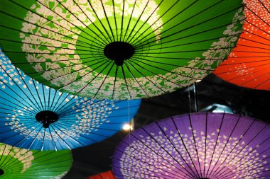 Renkli Japon şemsiyesi görüntüsü