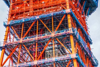 Mavi gökyüzü ve Tokyo Kulesi (bazı inşaatlarda)