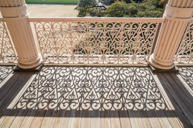 Malikanenin balkonunda.