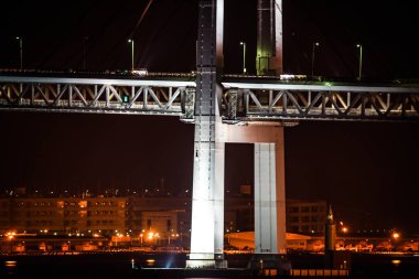 Bay Bridge ve endüstriyel kompleksi