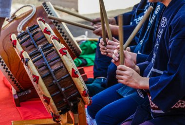 Taiko çalacak insanların görüntüsü