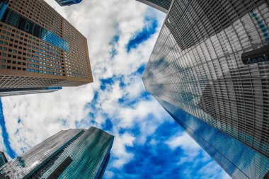 Minato-ku, Tokyo Shiodome ofis binaları ve mavi gökyüzü.