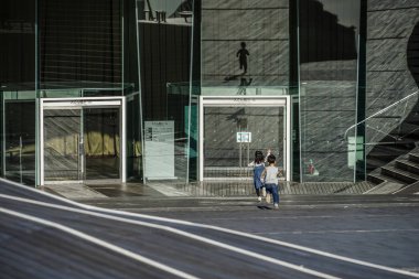 Osanbashi ahşap güvertesinin ve siluetteki insanların