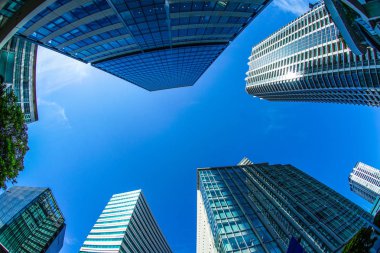 Yokohama Minato Mirai yüksek binalar ve mavi gökyüzü